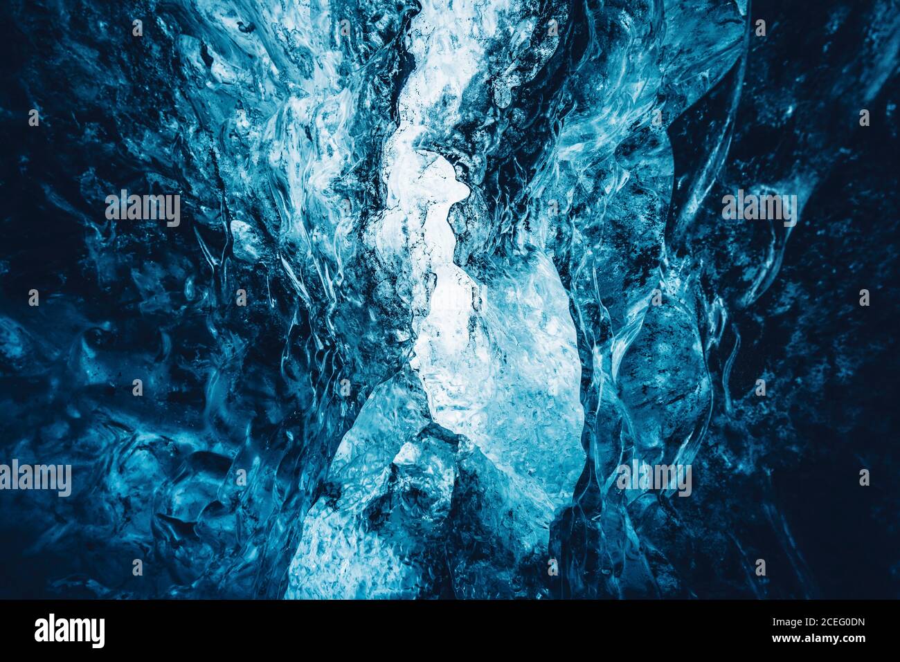 Malerisch schönes kristallklares Eis im Inneren der Eishöhle mit Licht, Island Stockfoto