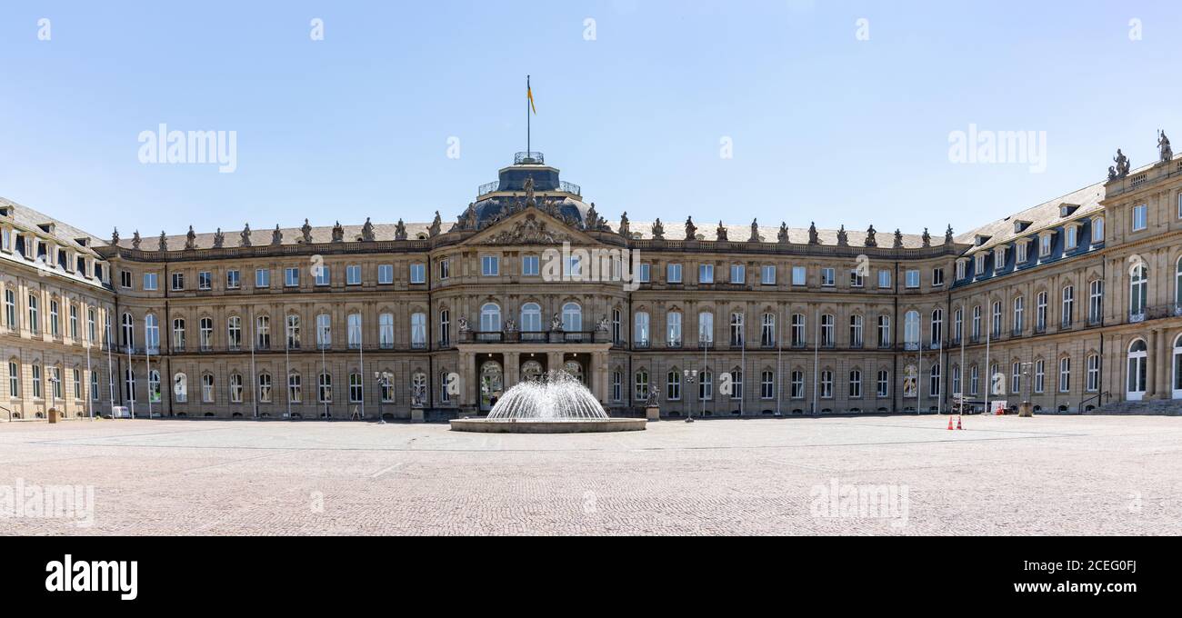 Stuttgart, BW - 21. Juli 2020: Blick auf das Neue Schloss und den Innenhof im Herzen der Stuttgarter Innenstadt Stockfoto