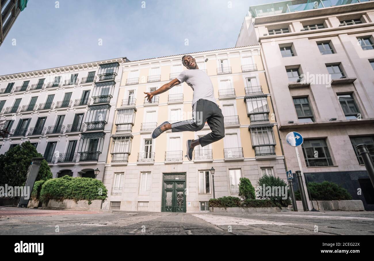 Afrikanischer Mann Hemd springen vor Gebäude. Stockfoto