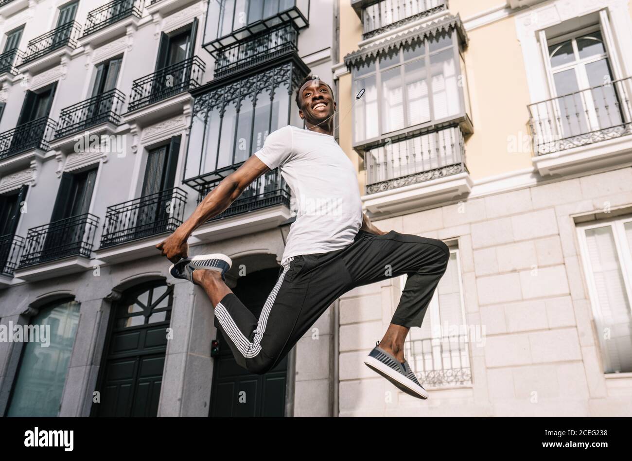 Afrikanischer Mann Hemd springen vor Gebäude. Stockfoto