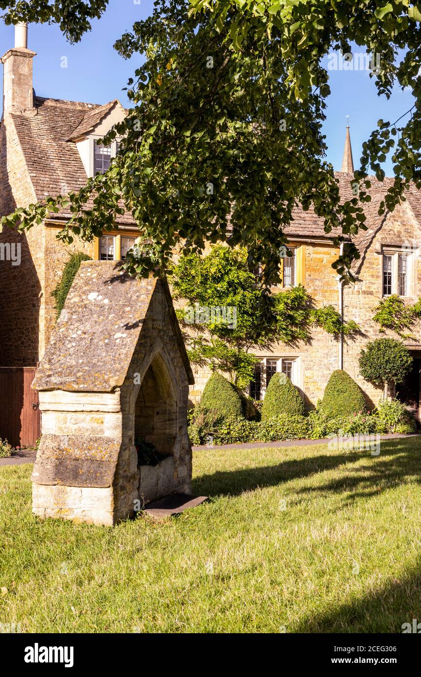 Abendlicht auf Hütten neben dem Dorf grün im Cotswold Dorf Lower Slaughter, Gloucestershire Großbritannien Stockfoto