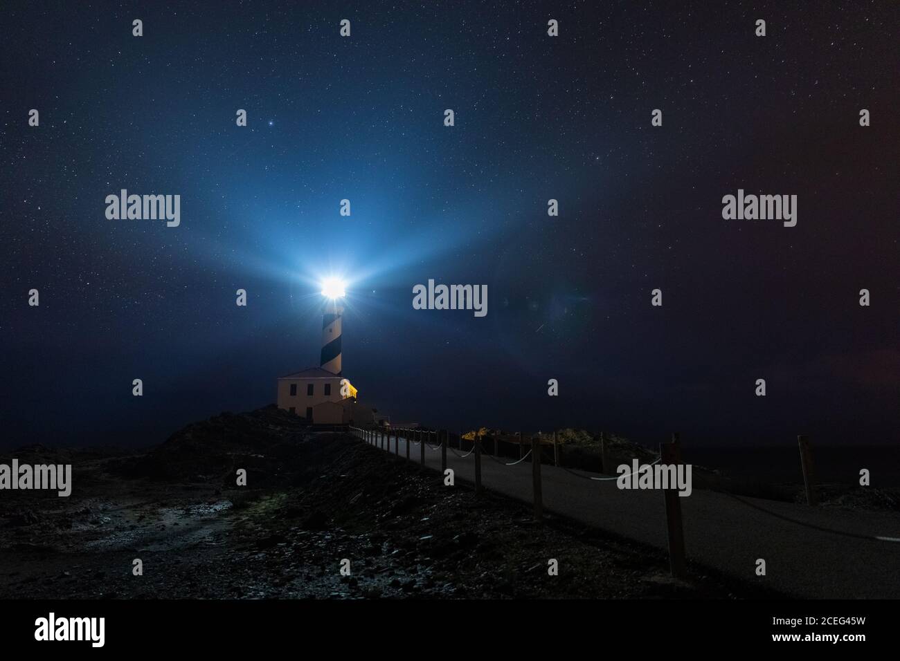Sternenklare Nacht im Leuchtturm von Favaritx Stockfoto