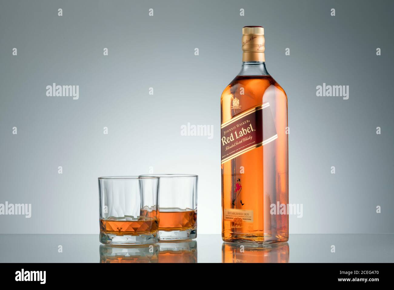 Phuket, Thailand - März 2020. Johnnie Walker Red Label Blended Whisky isoliert auf Farbhintergrund. Johnnie Walker ist der am weitesten verbreitete BH Stockfoto