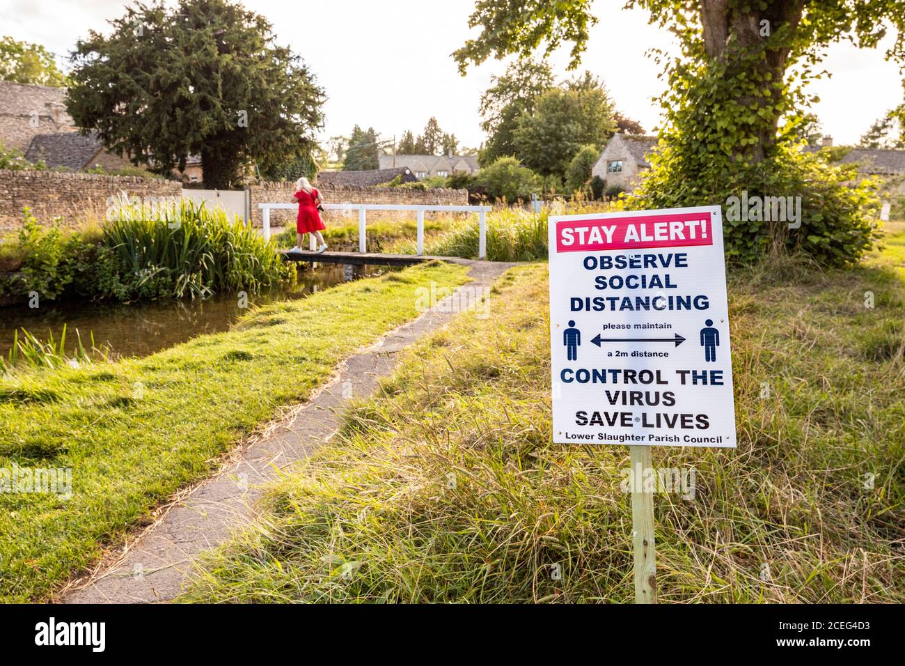 Stay Alert - Observe Social Distancing - Covid 19 Bekanntmachung errichtet vom gemeinderat in der Cotswold Dorf Lower Slaughter, Gloucestershire UK Stockfoto