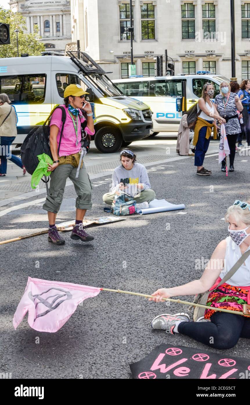 Tausende von Rebellion-Demonstranten treffen sich auf dem Parliament Square im Zentrum Londons und blockieren Straßen in und außerhalb der Gegend, die die Regierung dazu auffordern, ihrer Forderung nach einer Bürgerversammlung zur Bekämpfung des Klimawandels Gehör zu schenken. Stockfoto