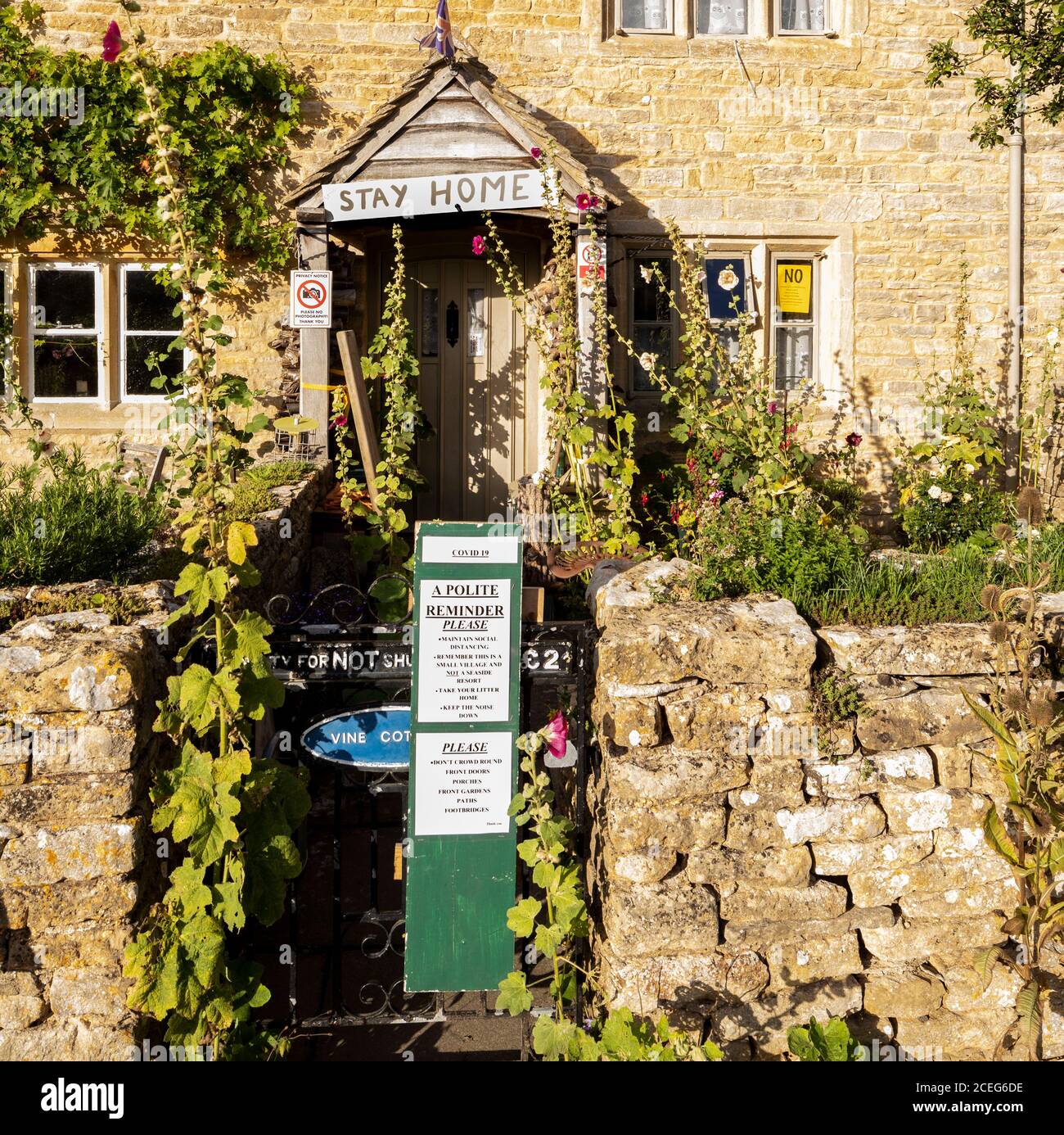 Covid 19 Hinweise auf ein Ferienhaus im Cotswold Dorf Lower Slaughter, Gloucestershire UK Stockfoto