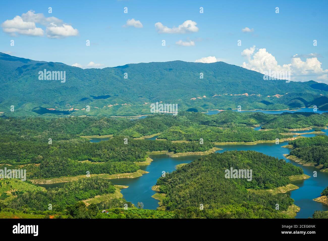 TA Dung See im Sommer. Blauer Himmel und Wolken auf dem See und die Bäume auf der kleinen Insel Paradies. Dak Nong globaler geologischer Park, Dak Nong Prov Stockfoto