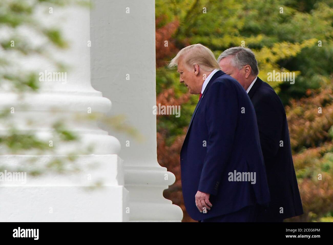 US-Präsident Donald Trump, rechts, wird vom Stabschef des Weißen Hauses, Mark Meadows, begleitet, als er das Weiße Haus verlässt, in Washington, DC, Dienstag, 1. September 2020, um mit Strafverfolgungsbehörden in Kenosha, Wisconsin, zu treffen. Quelle: Rod Lampey/Pool via CNP - Nutzung weltweit Stockfoto