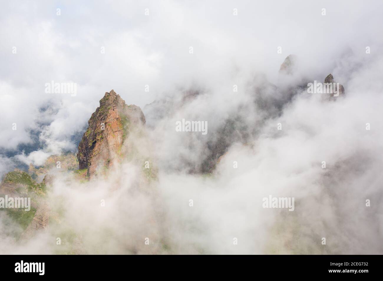Landschaft von bewölkten Bergen Stockfoto
