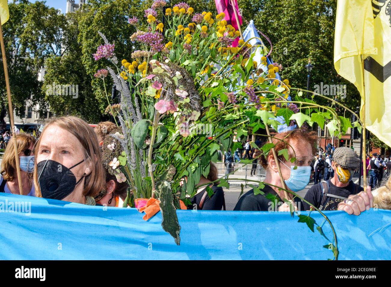 Tausende von Rebellion-Demonstranten treffen sich auf dem Parliament Square im Zentrum Londons und blockieren Straßen in und außerhalb der Gegend, die die Regierung dazu auffordern, ihrer Forderung nach einer Bürgerversammlung zur Bekämpfung des Klimawandels Gehör zu schenken. Stockfoto