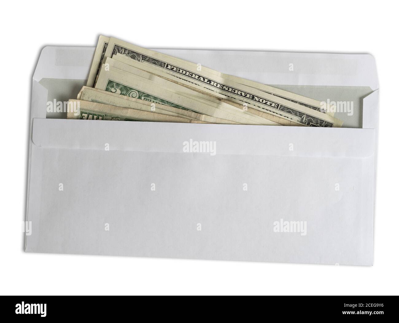 Direkt über Ansicht von Dollarscheinen in weißem Umschlag isoliert Auf weißem Hintergrund Stockfoto