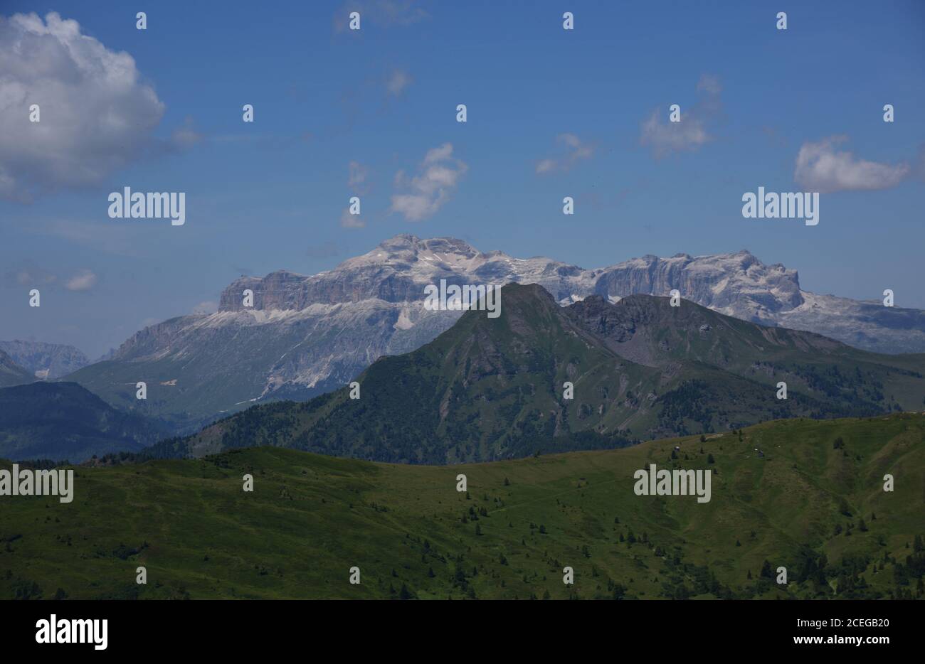 Vom Passo Giau Blick auf das felsige Massiv von Sass Pordoi Stockfoto