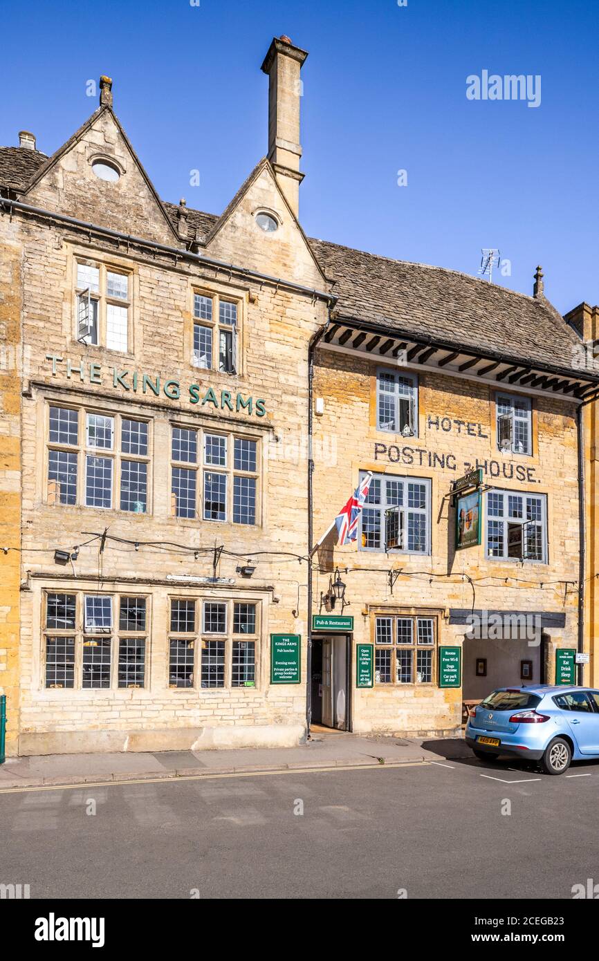 Das Kings Arms Hotel and Posting House aus dem 16. Jahrhundert befindet sich am Platz in der Marktstadt Stow on the Wold in Gloucestershire, Großbritannien Stockfoto