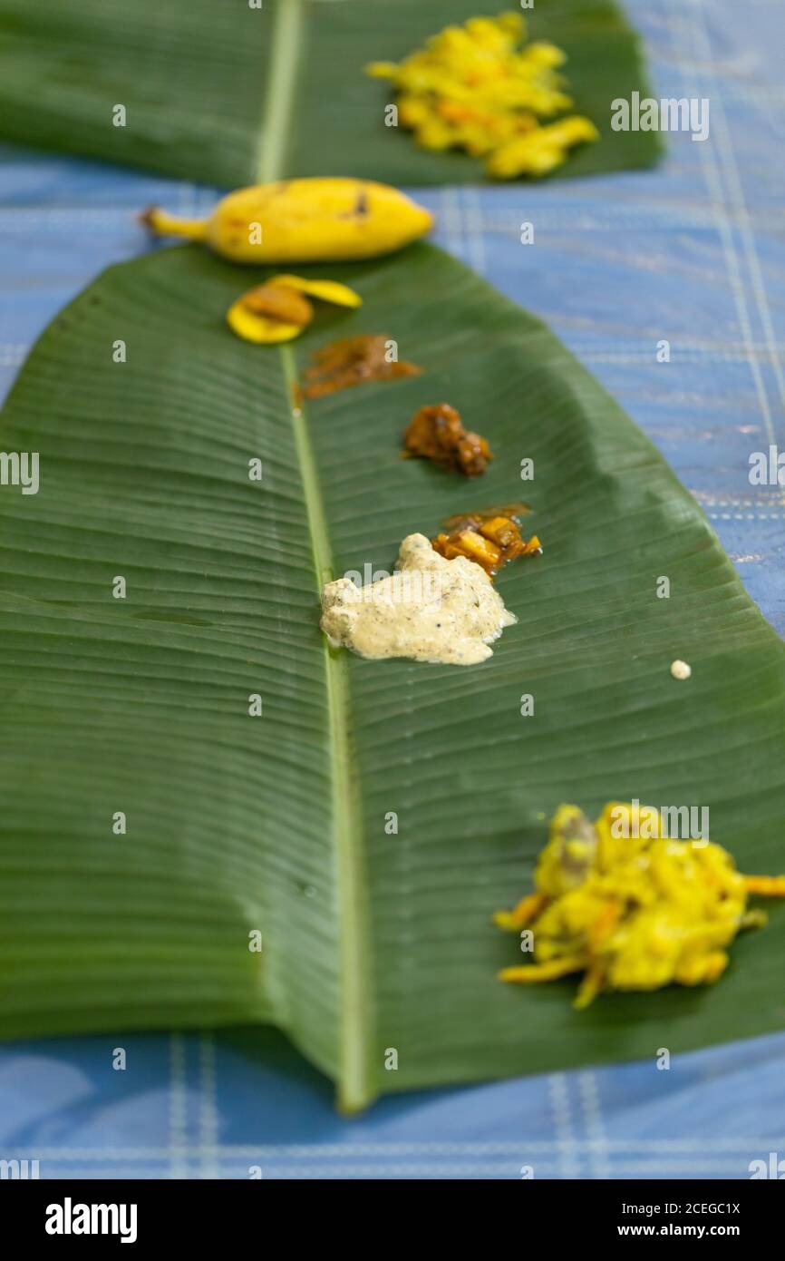 Traditionelle Kerala Essen auf einem Bananenblatt während gelegt Das Onam-Festival in Kerala Indien Stockfoto Traditionelle Kerala Essen auf einem Bananenblatt während gelegt Das Onam-Festival in Kerala Indien Stockfoto