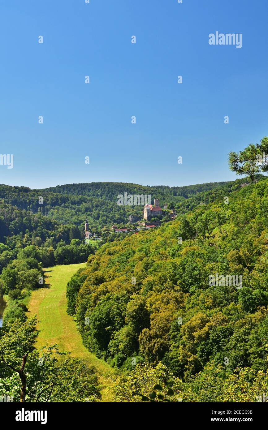 Blick auf Schloss Hardegg im Nationalpark Thayatal / Podyji Österreich und Tschechien Stockfoto