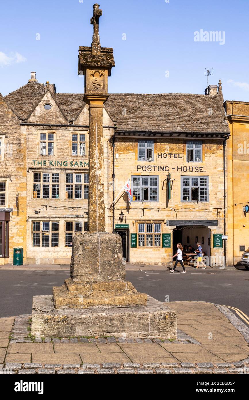 Das Kreuz und das Kings Arms Hotel and Posting House aus dem 16. Jahrhundert befinden sich auf dem Platz in der Marktstadt Stow on the Wold in Gloucestershire, Großbritannien Stockfoto