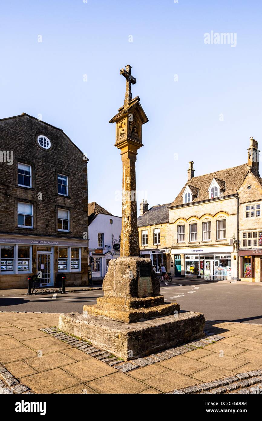 Das Kreuz auf dem Platz in der Marktstadt Stow am Wold in Gloucestershire, Großbritannien Stockfoto