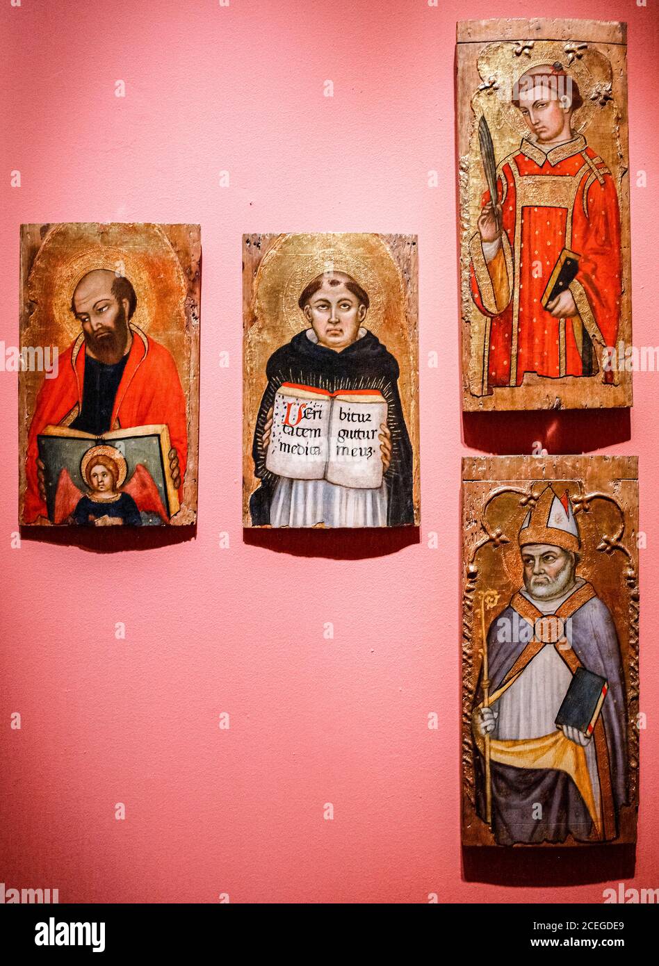 Italien Umbrien Perugia - Nationalgalerie Umbriens: Monographische Ausstellung (1362-1422) - Elementi dell'eptittico di Gubbio. Santi Pietro martyre, Luca, Matteo, Tomaso d'Aquinuo Stockfoto