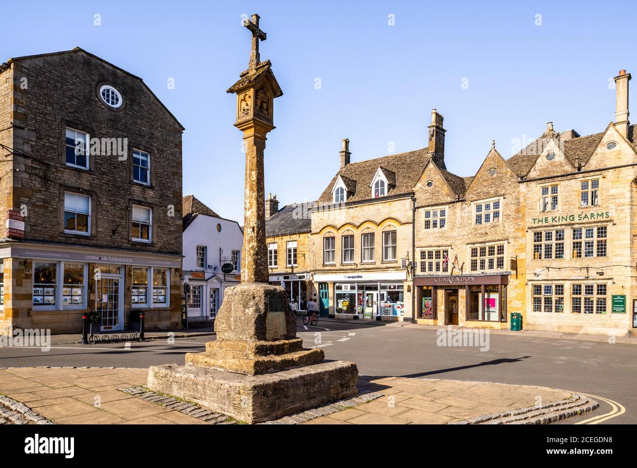 Das Kreuz auf dem Platz in der Marktstadt Stow am Wold in Gloucestershire, Großbritannien Stockfoto