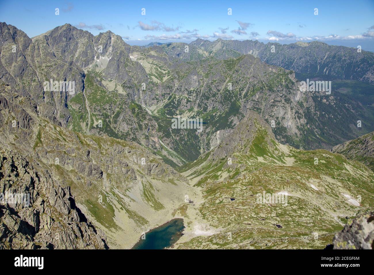 Blick vom polnischen Grat auf das Tal Litvorová und Bielovodská. In der Ferne in Polen, Slowakei Stockfoto