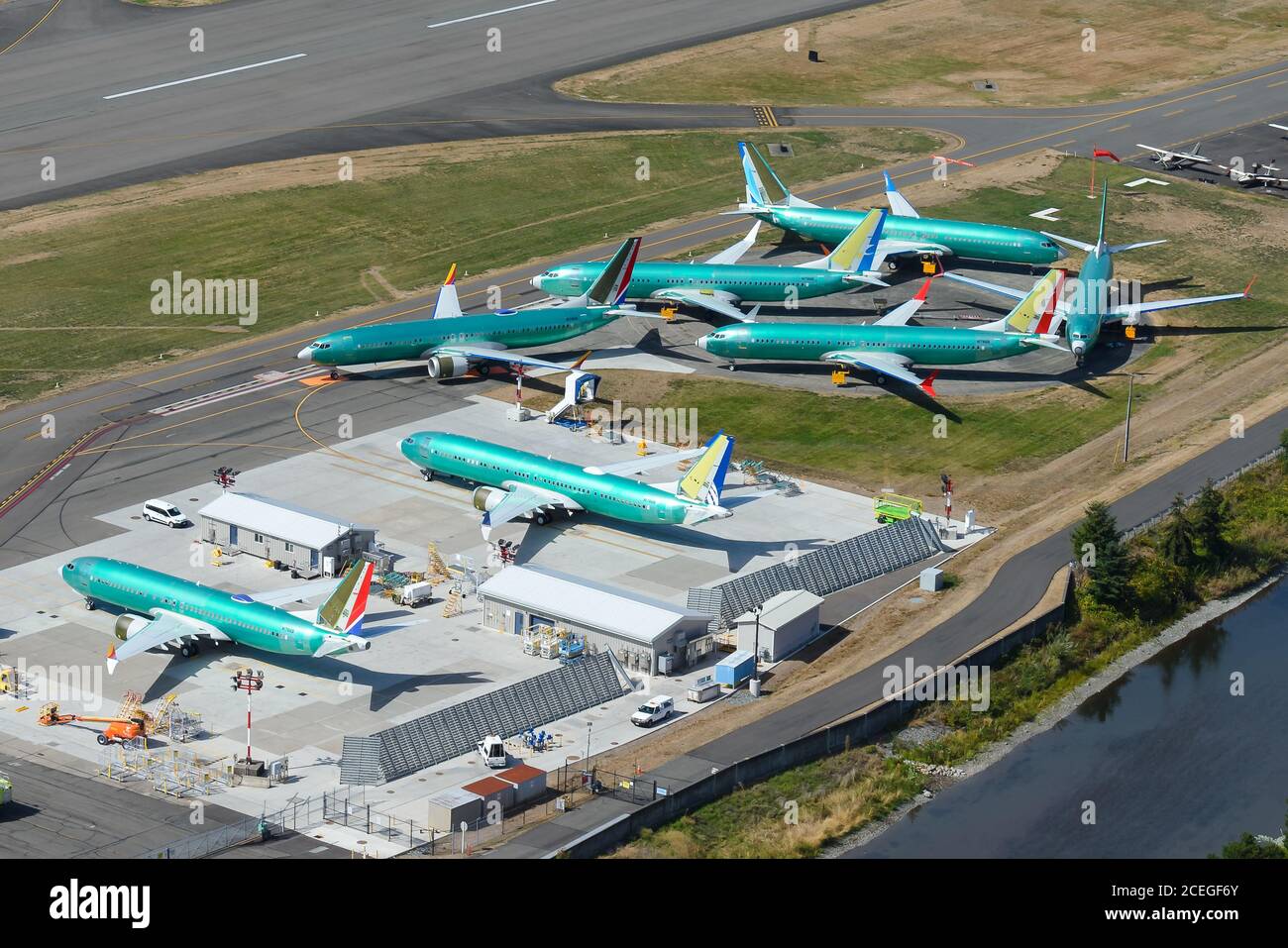 Mehrere Boeing 737 MAX vor dem Boeing-Werk am Renton Municipal Airport in den USA. Flugzeugtyp geerdet. Unbemalte Flugzeuge mit Schutzbeschichtung. Stockfoto