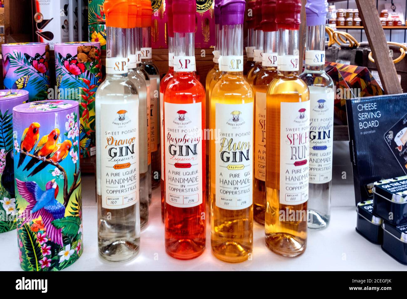 Flaschen von verschiedenen Flavored Gin UK Stockfoto