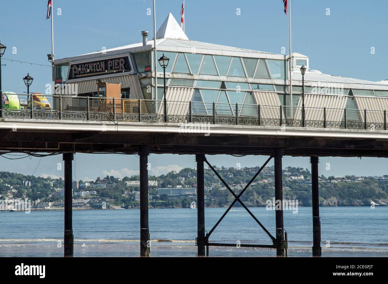 Die englische Riviera Stadt Torquay durch die Stützen gesehen Von der Anlegestelle bei Paignton an der Kanalküste in south Devon Stockfoto