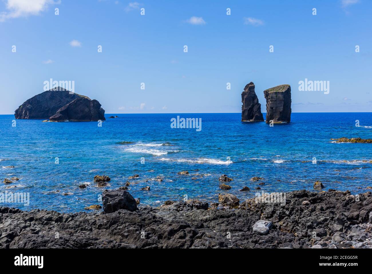 Küste von der Stadt Mosteiros auf der Insel Sao Miguel. Sao Miguel ist Teil des Azoren-Archipels im Atlantischen Ozean. Stockfoto