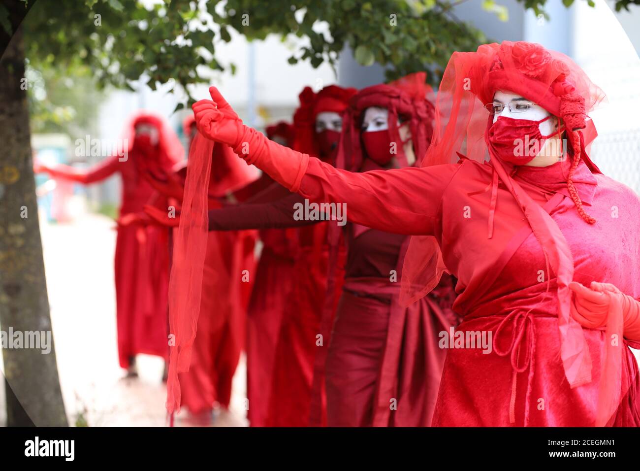 Cardiff, Wales, Großbritannien. September 2020. Extinction Rebellion Demonstranten übernehmen Cardiff und marschieren auf den Senedd, um eine grüne Erholung und die Verabschiedung des CEE-Gesetzes am ersten Tag einer Aktionswoche zu fordern. Red Rebels schließen sich dem Protest bei der Senedd Credit: Denise Laura Baker/Alamy Live News Stockfoto