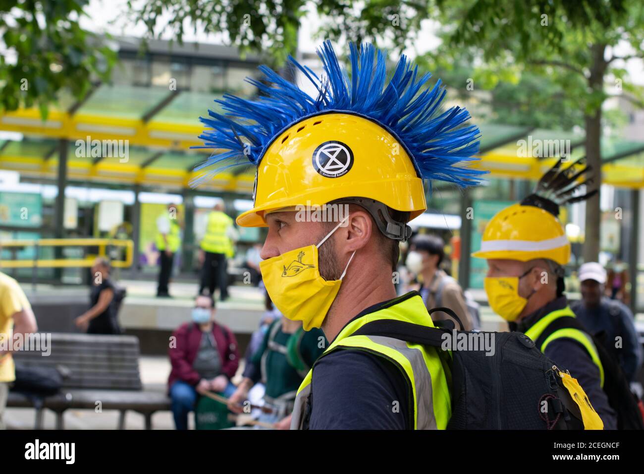 Extinction Rebellion Protest, St. Peter's Square, Manchester, Großbritannien. Musiker vor der Metrolink Straßenbahnhaltestelle. Stockfoto