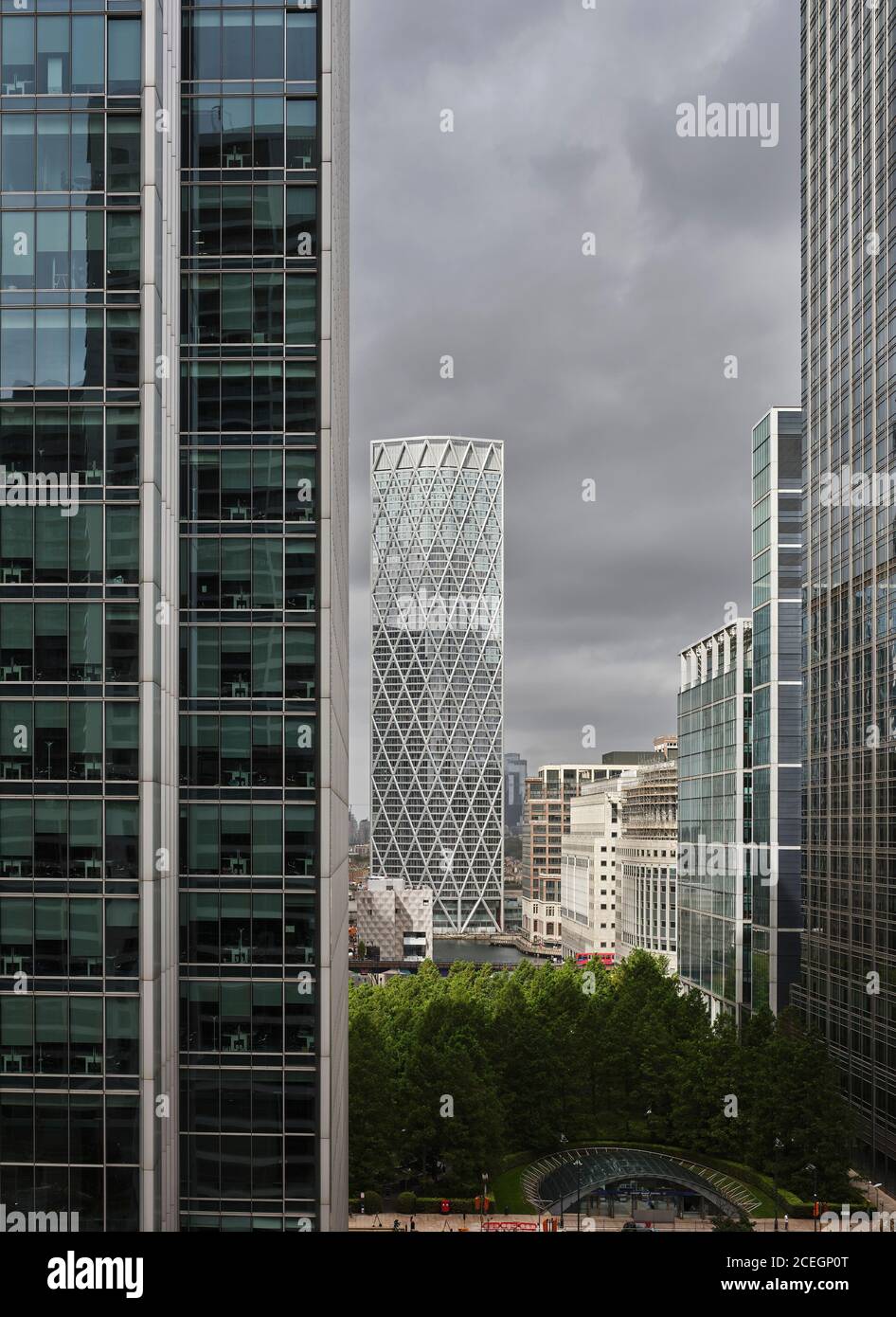 Erhöhte Sicht von Osten mit kontextuellen Fassaden. Newfoundland Tower, London, Großbritannien. Architekt: Horden Cherry Lee Architects Ltd, 2020. Stockfoto