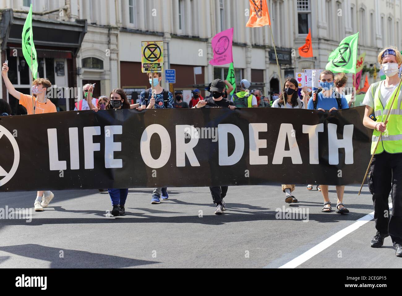 Cardiff, Wales, Großbritannien. September 2020. Extinction Rebellion Demonstranten übernehmen Cardiff und marschieren auf den Senedd, um eine grüne Erholung und die Verabschiedung des CEE-Gesetzes am ersten Tag einer Aktionswoche zu fordern. Demonstranten marschieren mit Transparenten, die Leben oder Tod sagen Kredit: Denise Laura Baker/Alamy Live News Stockfoto