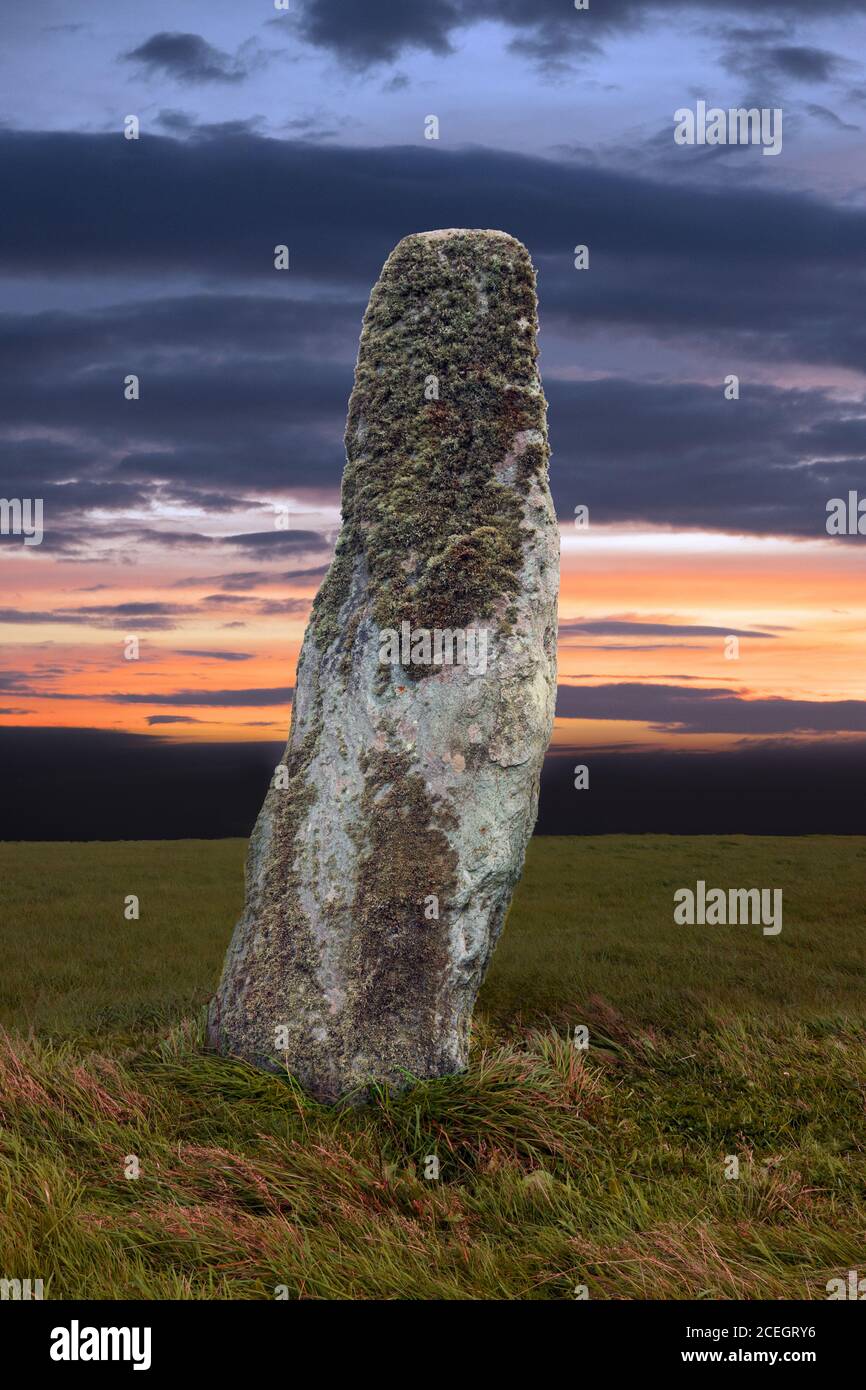Penrhos Feilw Standing Stones, Holy Island, Anglesey, Nordwales stammen vermutlich aus der Bronzezeit. In diesem Bild wurde der Himmel verändert. Stockfoto