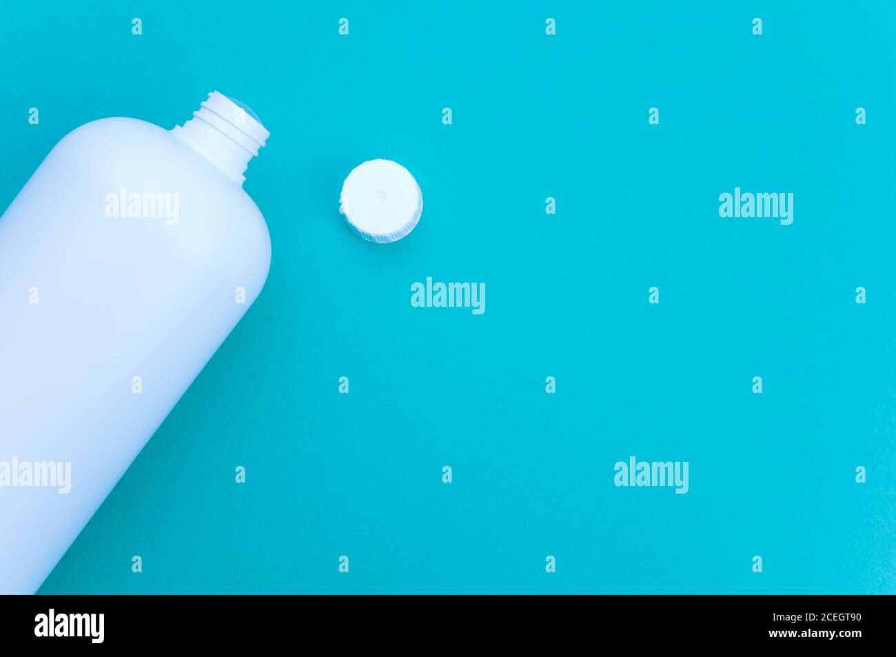 Nahaufnahme eines weißen Kunststoffbehälters mit offenem Deckel auf blauer Oberfläche Stockfoto