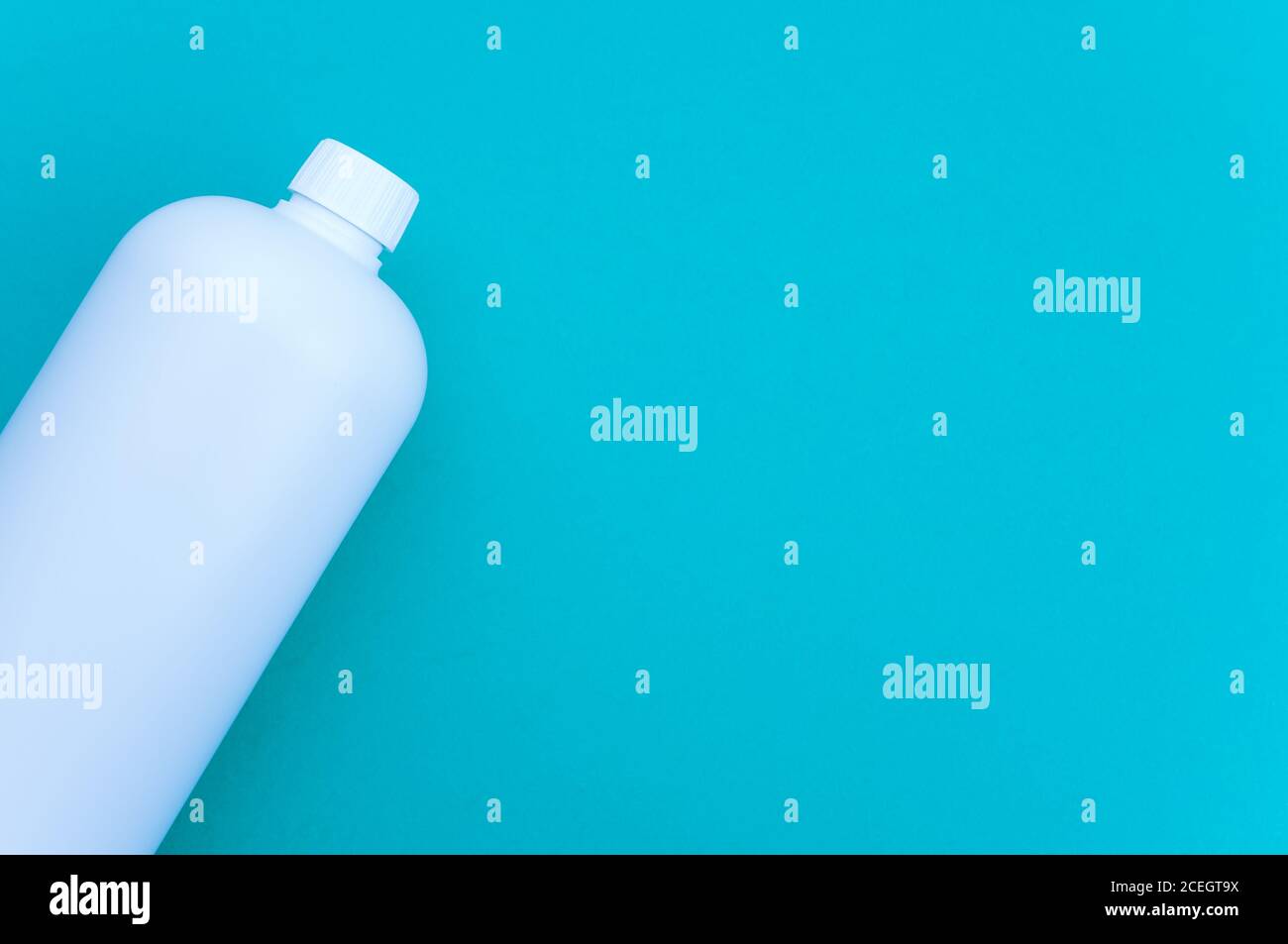 Nahaufnahme eines weißen Plastikbehälters auf einem blauen Oberfläche Stockfoto