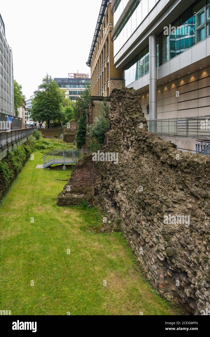 Ruinen der römischen Verteidigungsmauer vom Noble Street Aussichtstelm aus gesehen, City of London, England, Großbritannien Stockfoto