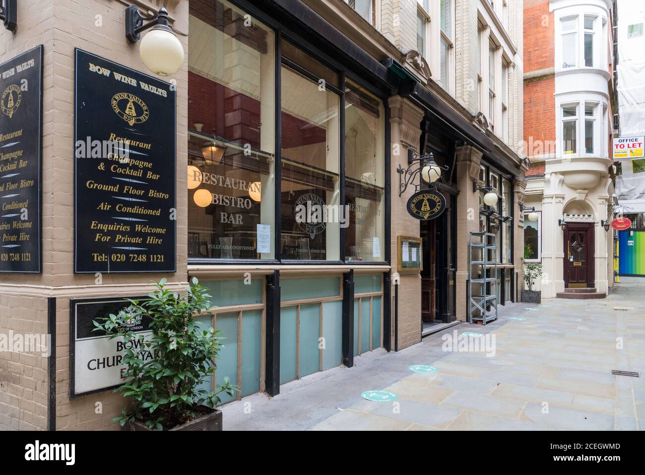 Bow Wine Vaults, eine Weinbar und Brasserie in Bow Churchyard, City of London, England, Großbritannien Stockfoto