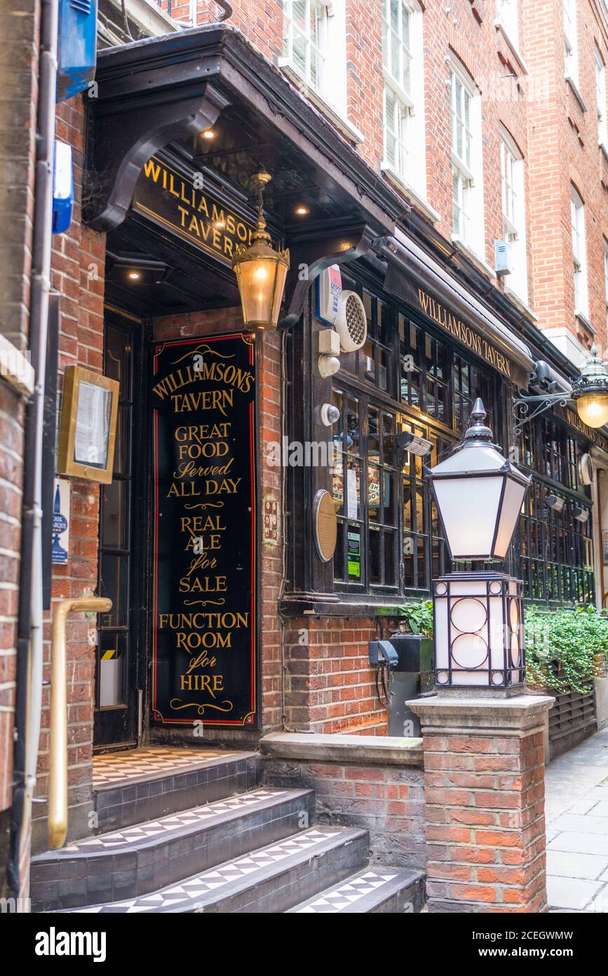 Williamsons Tavern, ein britischer Pub in Groveland Court an der Bow Lane in London, England, Großbritannien. Stockfoto