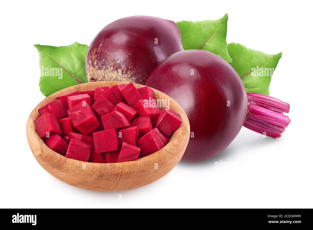 Rote Bete in Holzschale isoliert auf weißem Hintergrund mit Clipping Pfad und volle Tiefenschärfe gewürfelt Stockfoto