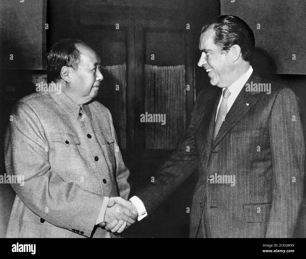 Mao und Nixon. US-Präsident Richard Nixon schüttelt dem Vorsitzenden der Kommunistischen Partei Chinas, Mao Zedong, die Hände. Das Foto wurde während Nixons historischer Reise nach China 1972 aufgenommen. Stockfoto