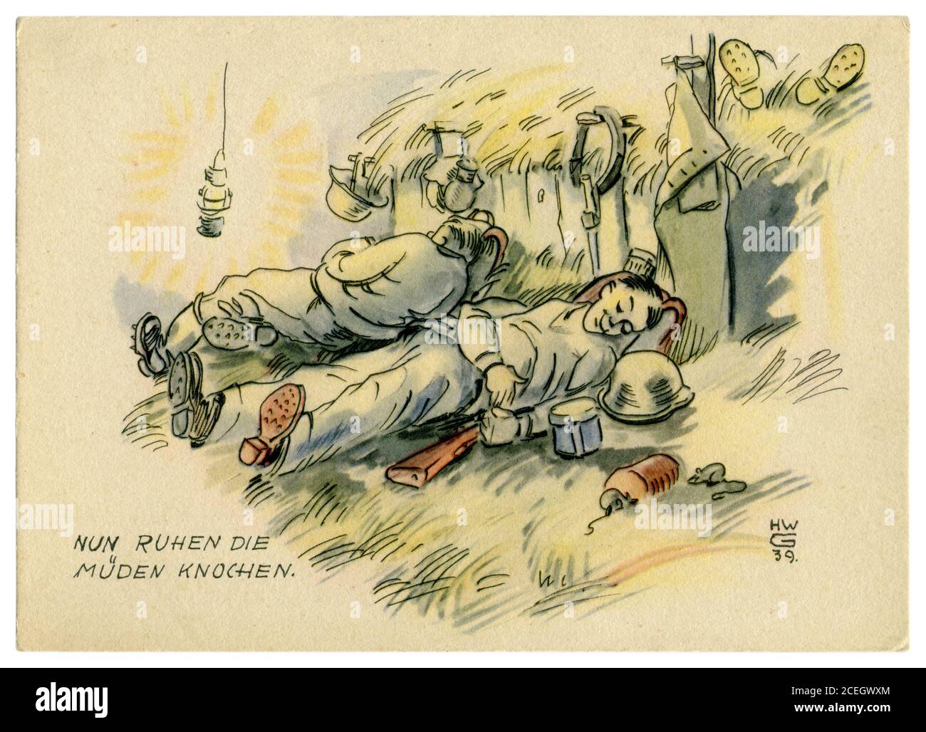 Deutsche historische Postkarte: Jetzt ruhen die müden Knochen. Soldaten schlafen im Heuboden, neben ihnen ist militärische Ausrüstung angelegt. 1939 Stockfoto