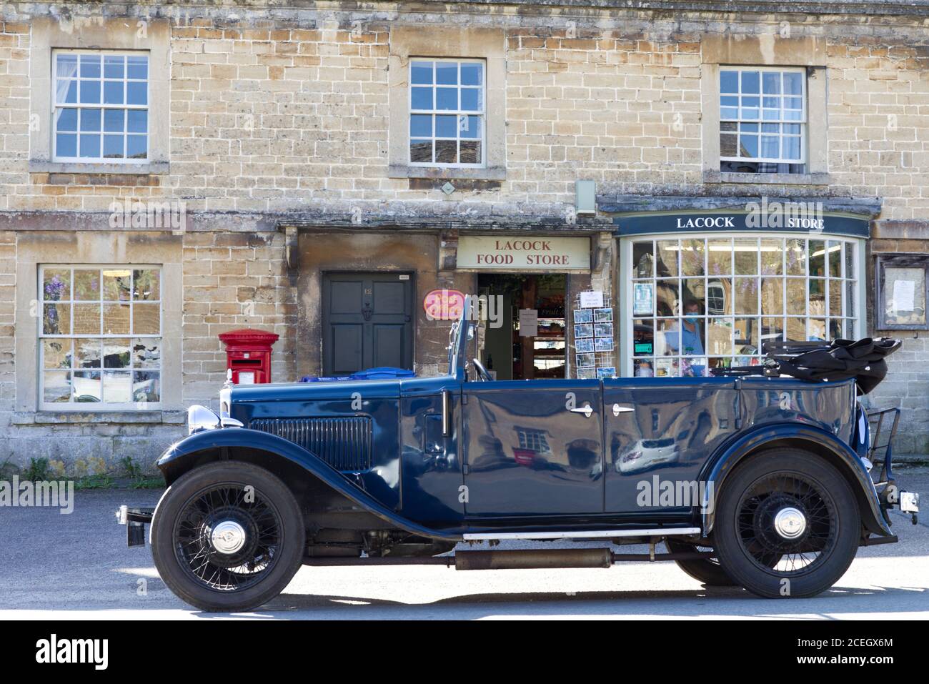 1935 vintage Austin außerhalb Lacock Lebensmittelgeschäft, Lacock Dorf und Bürgergemeinde in der Grafschaft Wiltshire, England, Stockfoto