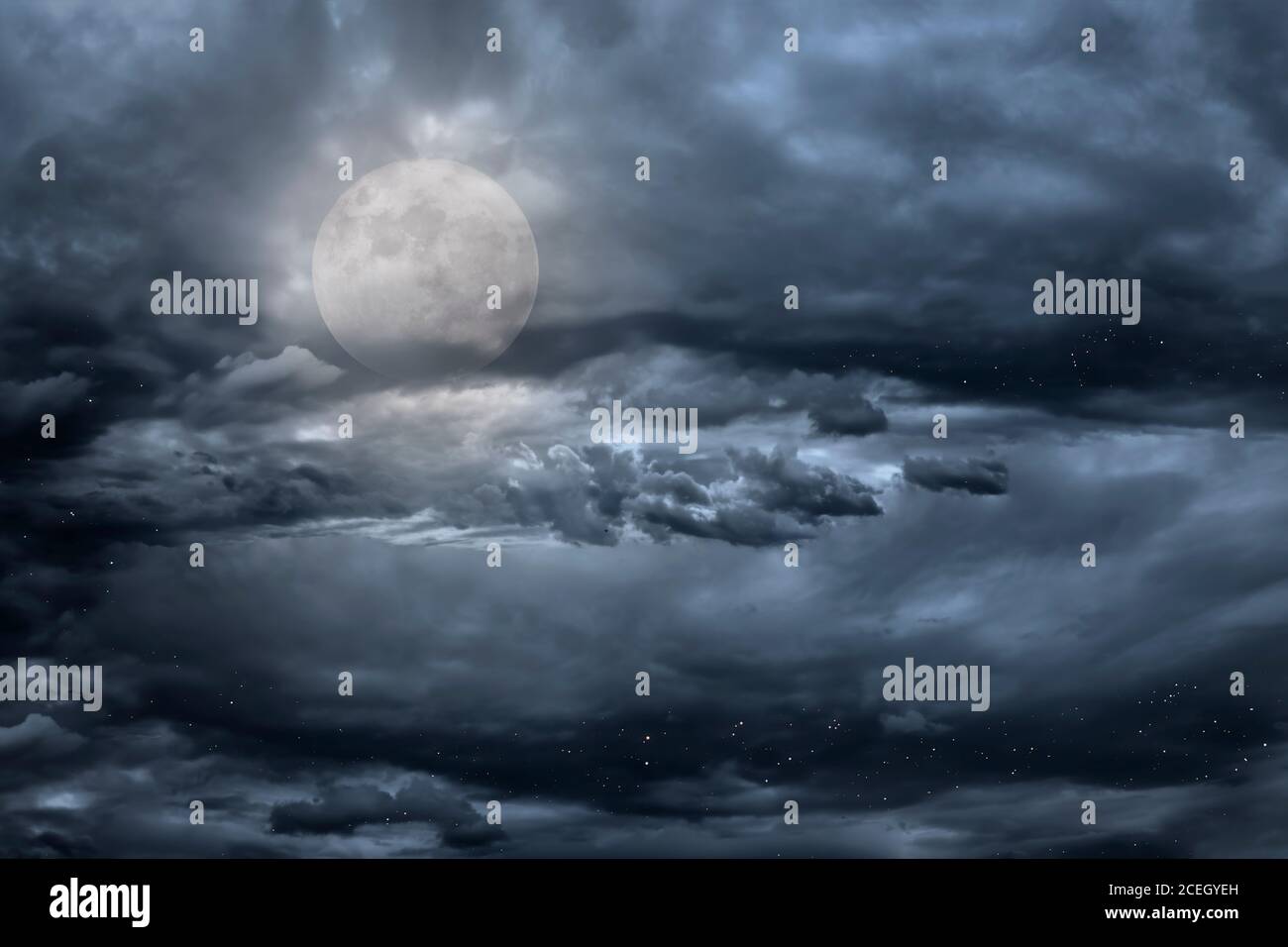 Bewolkter Himmel Mit Vollmond Stockfotos Und Bilder Kaufen Alamy