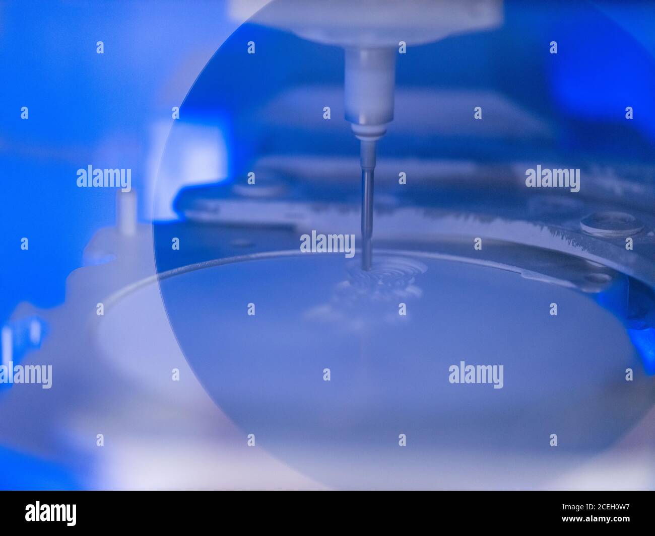 Schöne Zahnmaschine Herstellung Silikon Zahnablage im modernen Labor. Stockfoto