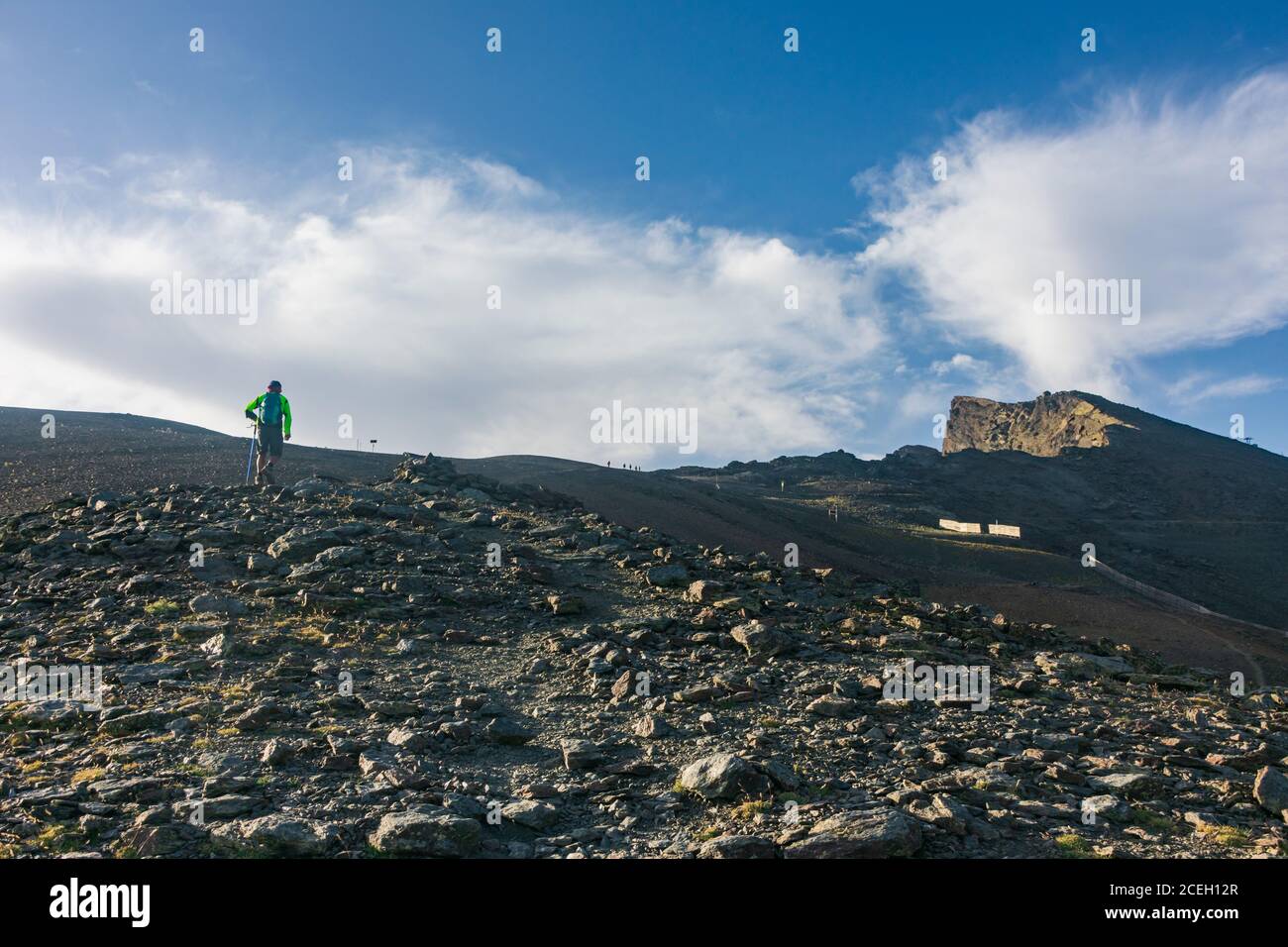 Mann, der auf den Veleta-Gipfel in der Sierra Nevada, Granada, wandert. Stockfoto