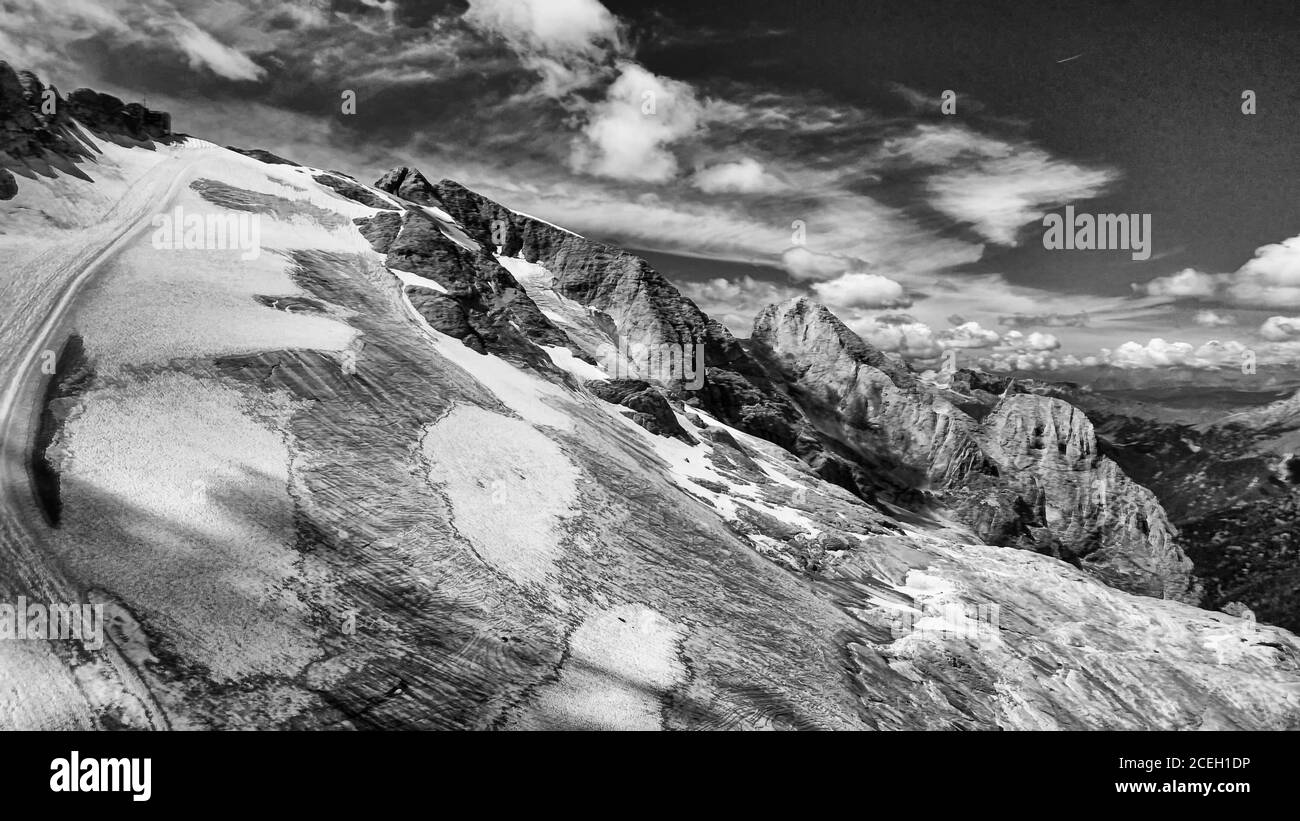 Luftaufnahme des Marmolada Gletschers von Drohne in der Sommersaison, Dolomiten. Stockfoto