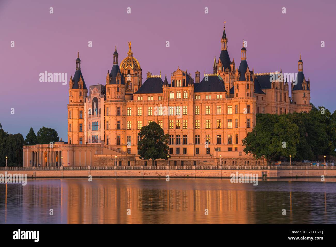 Sonnenuntergang im Schweriner Schloss. Schwerin Schloss (auch bekannt als Schwerin Schloss, Deutsch: Schweriner Schloss), ist ein schloss in der Stadt Schwerin, Stockfoto