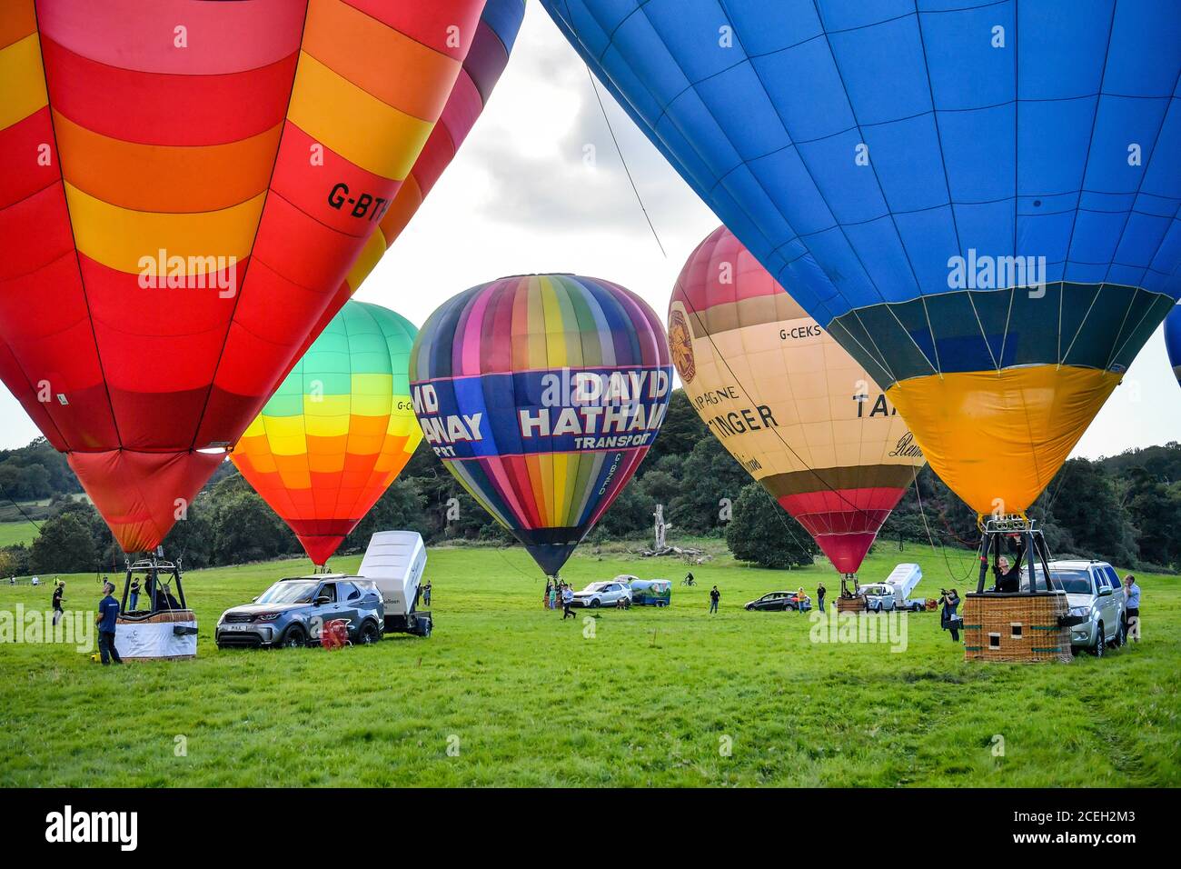 Heißluftballons blasen sich vor einem Flug über Bristol als Teil des Sky Orchestra, das vom Künstler Luke Jerram geschaffen wurde. Das Orchester besteht aus sieben Heißluftballons, jeweils mit Lautsprechern, die durch die Stadt fliegen, während sie ein anderes Element einer musikalischen Partitur spielen und so eine massive Audio-Landschaft schaffen. Stockfoto