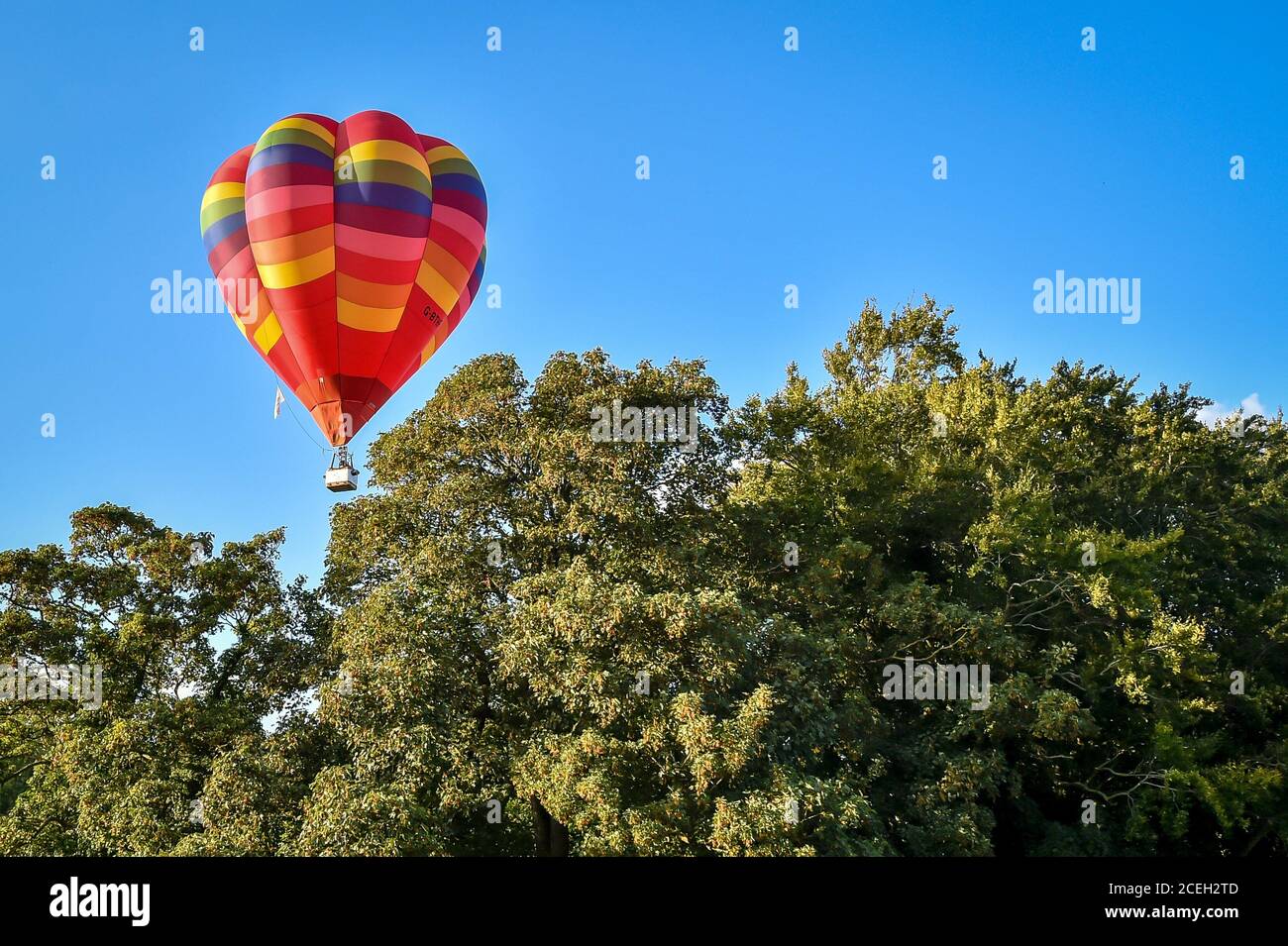 Ein Heißluftballon fliegt im Rahmen des Sky Orchestra, das vom Künstler Luke Jerram geschaffen wurde, über Bristol. Das Orchester besteht aus sieben Heißluftballons, jeweils mit Lautsprechern, die durch die Stadt fliegen, während sie ein anderes Element einer musikalischen Partitur spielen und so eine massive Audio-Landschaft schaffen. Stockfoto