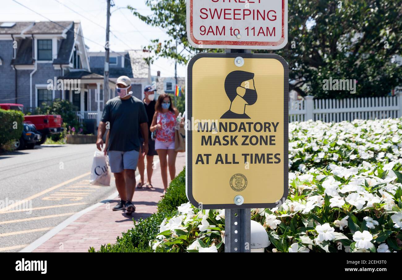 Zeichen für obligatorische Maskenzone in Provincetown, MA. Um die Ausbreitung von Covid-19 zu verhindern, müssen die Menschen im Geschäftsviertel 24 Stunden am Tag Masken tragen. Stockfoto